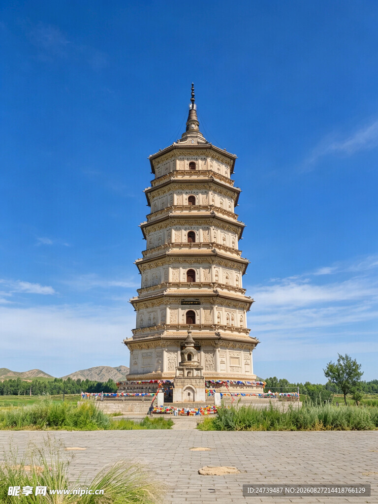古朴多层古塔矗立天地间