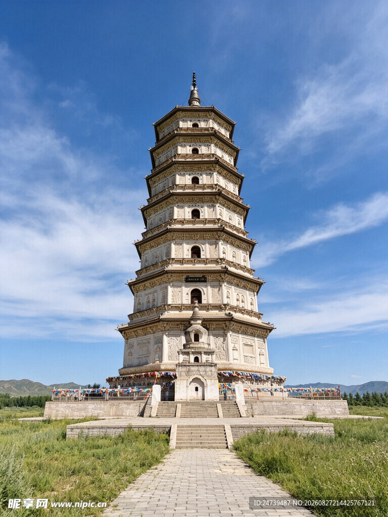 古老多层宝塔屹立于草地