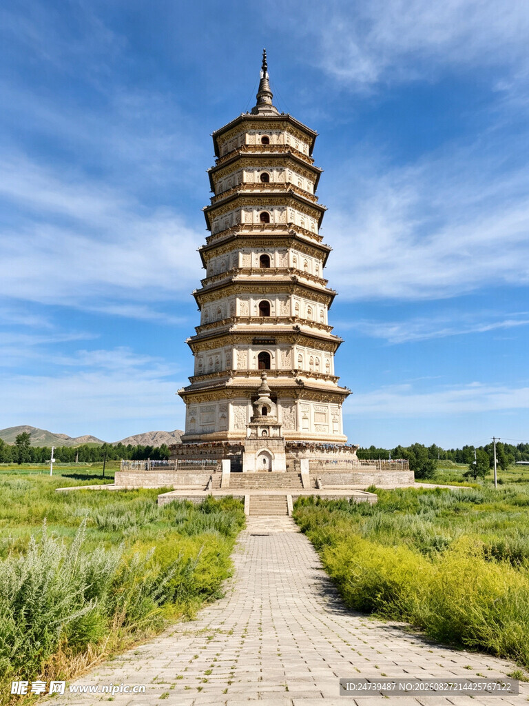 古塔矗立绿野间