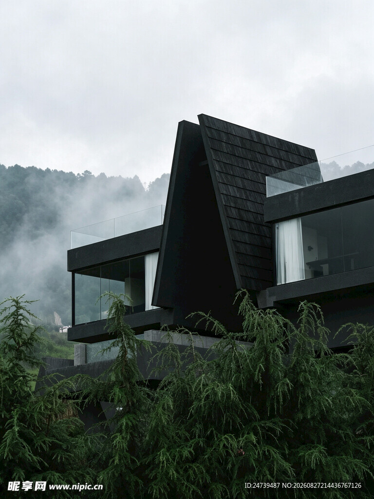 山间云雾中的现代风格建筑