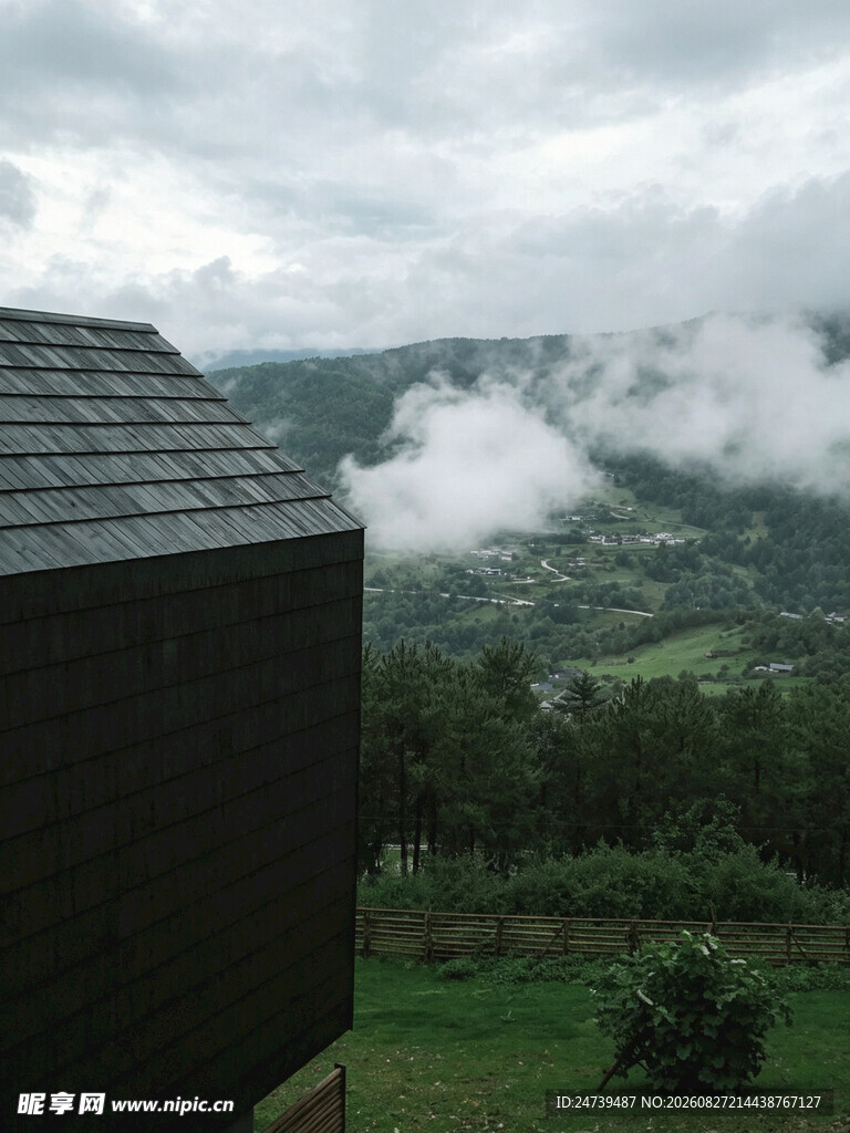 山间小屋云雾缭绕美景