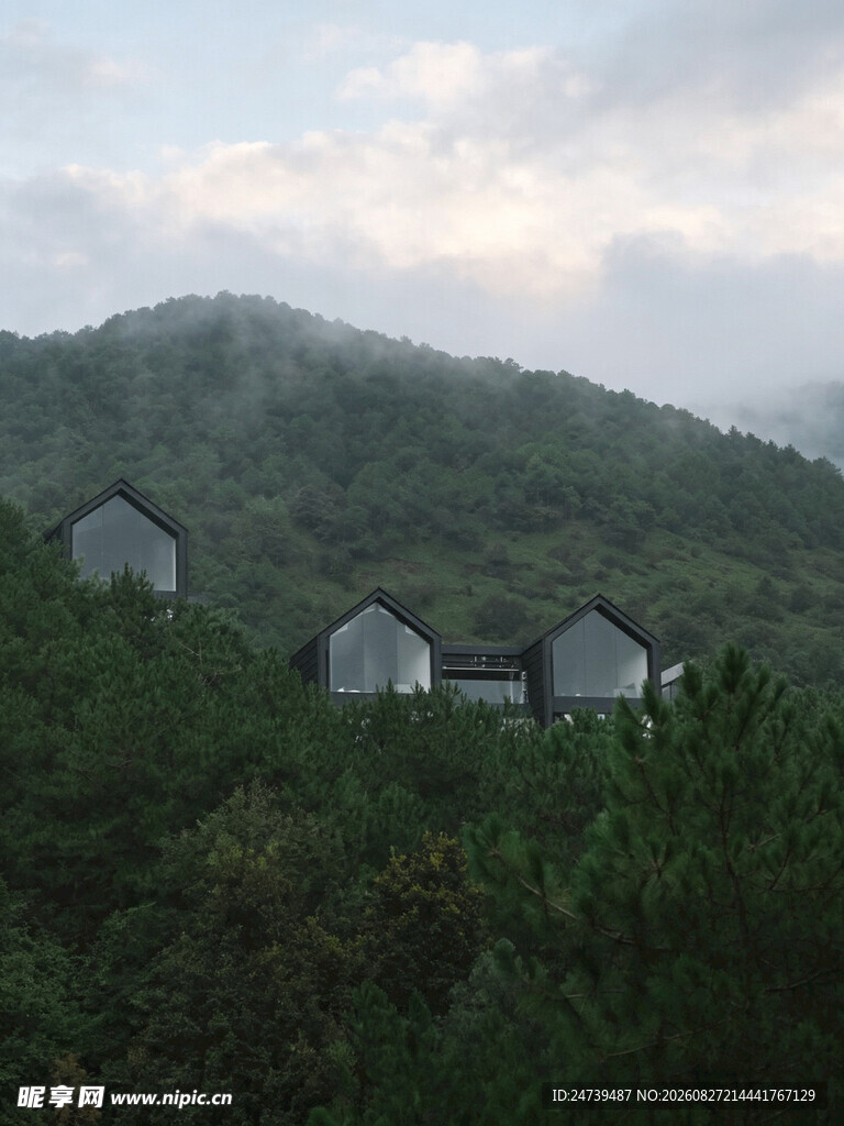 山间云雾缭绕的几座小屋