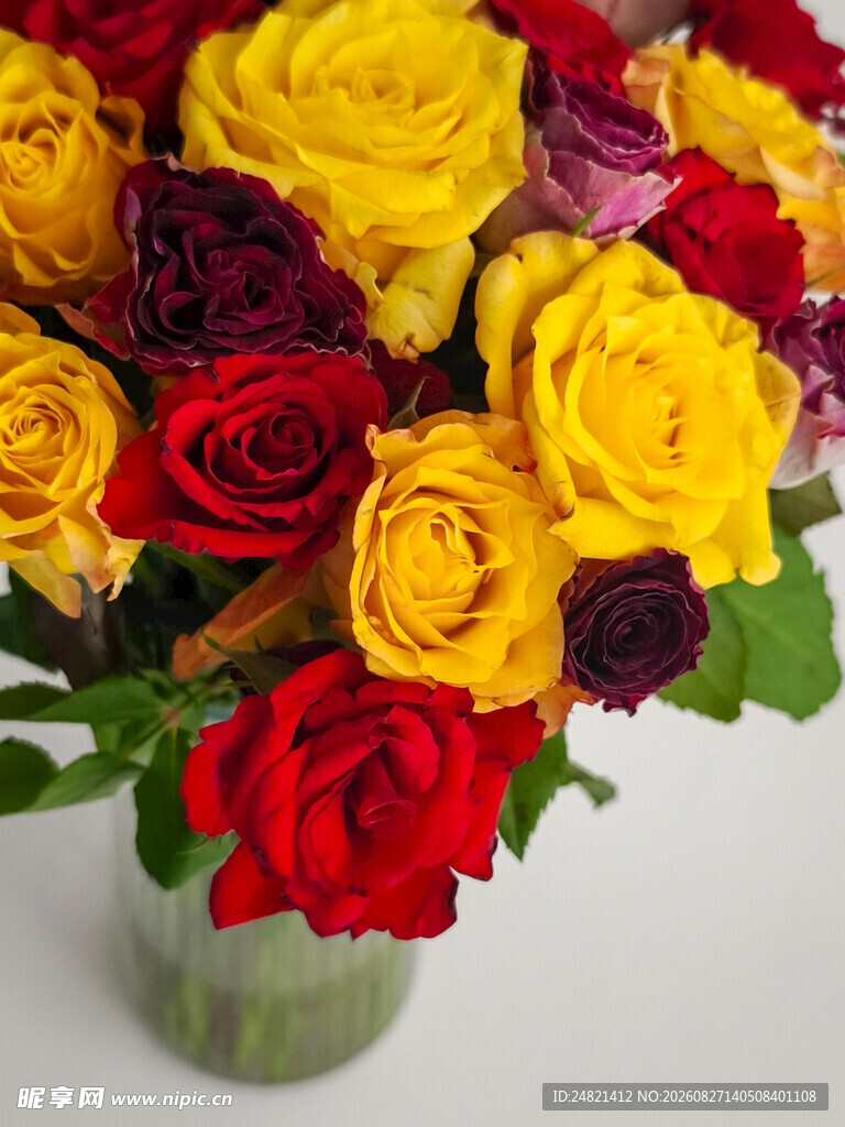 多彩玫瑰花束装点花瓶