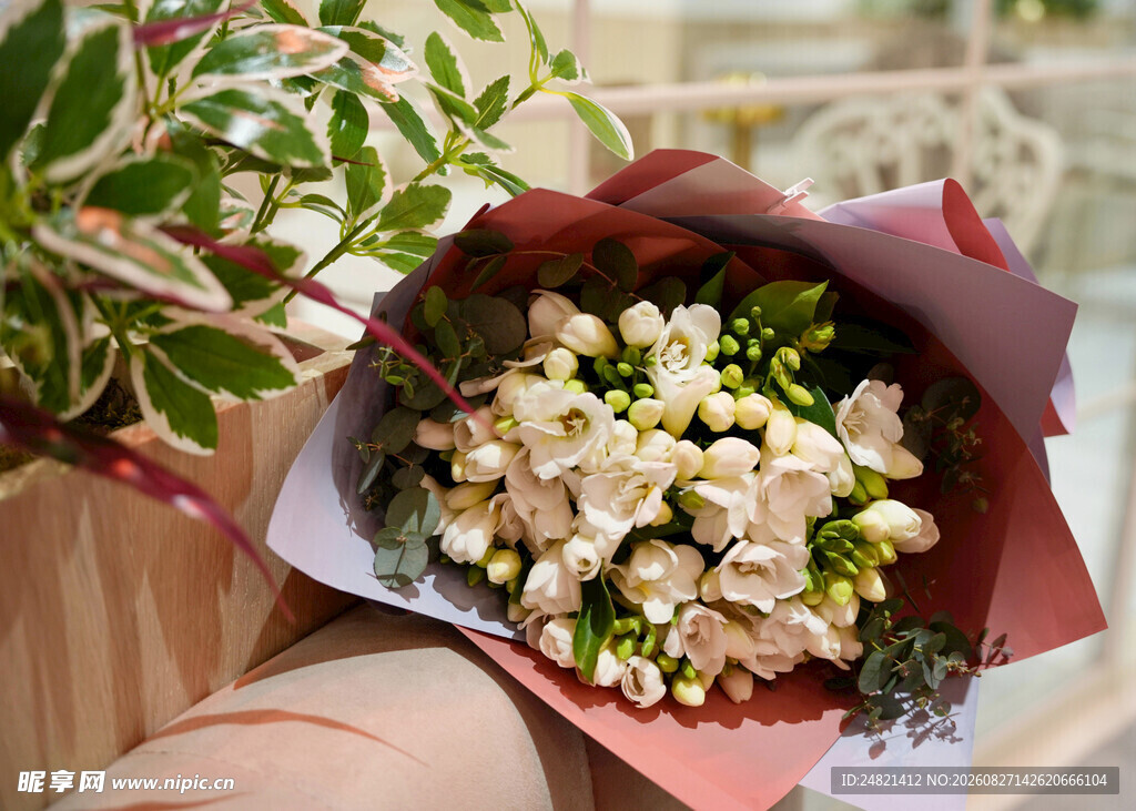 手持清新白色花束特写