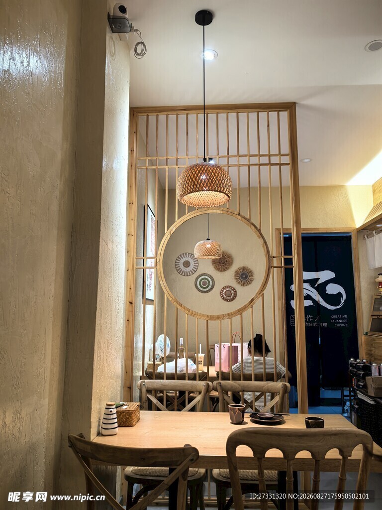 中式餐厅温馨用餐场景