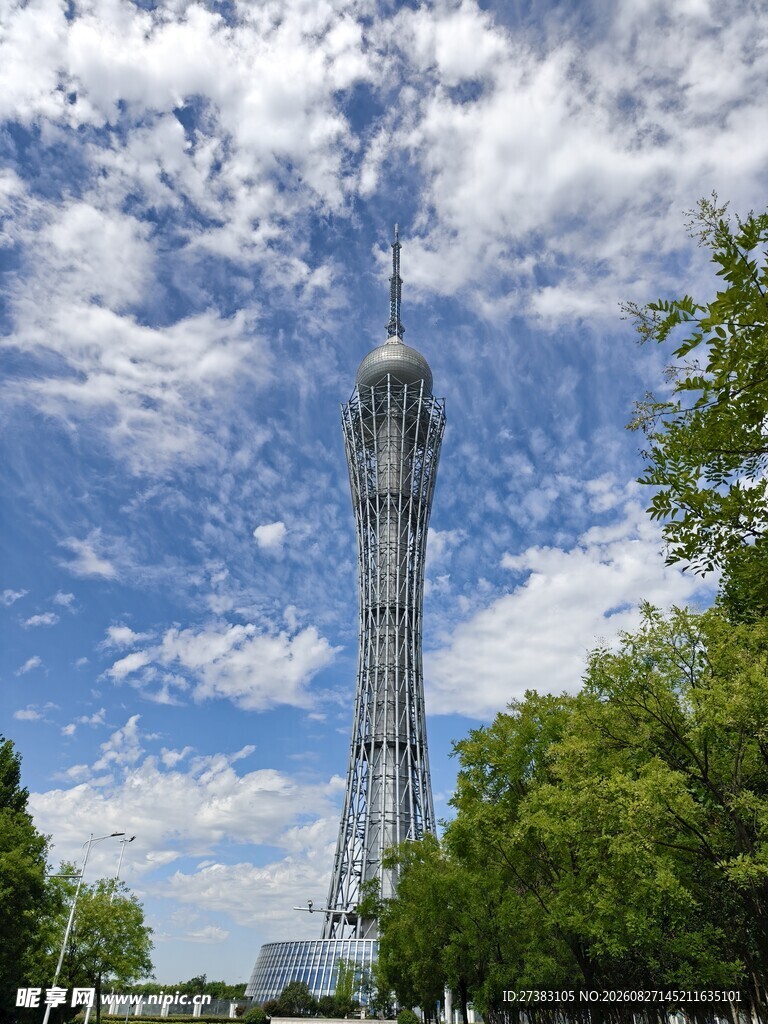 电视塔 蓝天白云