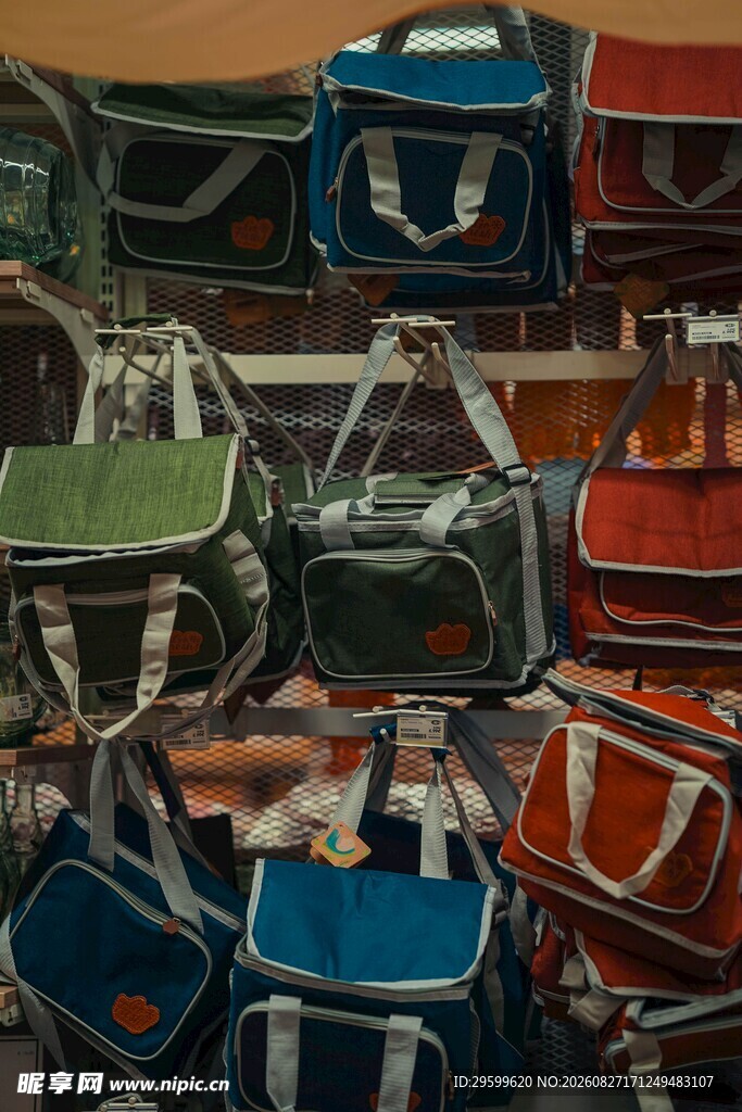 多彩时尚包包陈列展示
