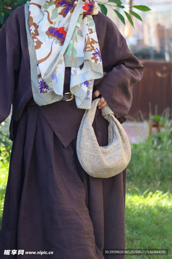 民族风服饰搭配精致手袋