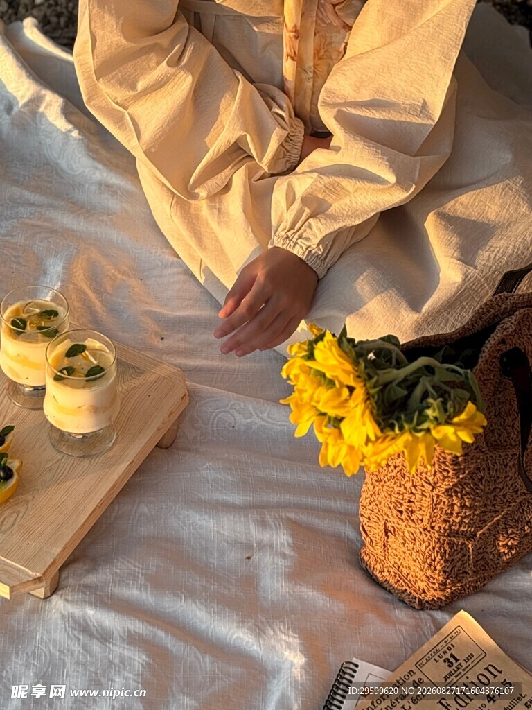 秋日野餐中的鲜花与点心