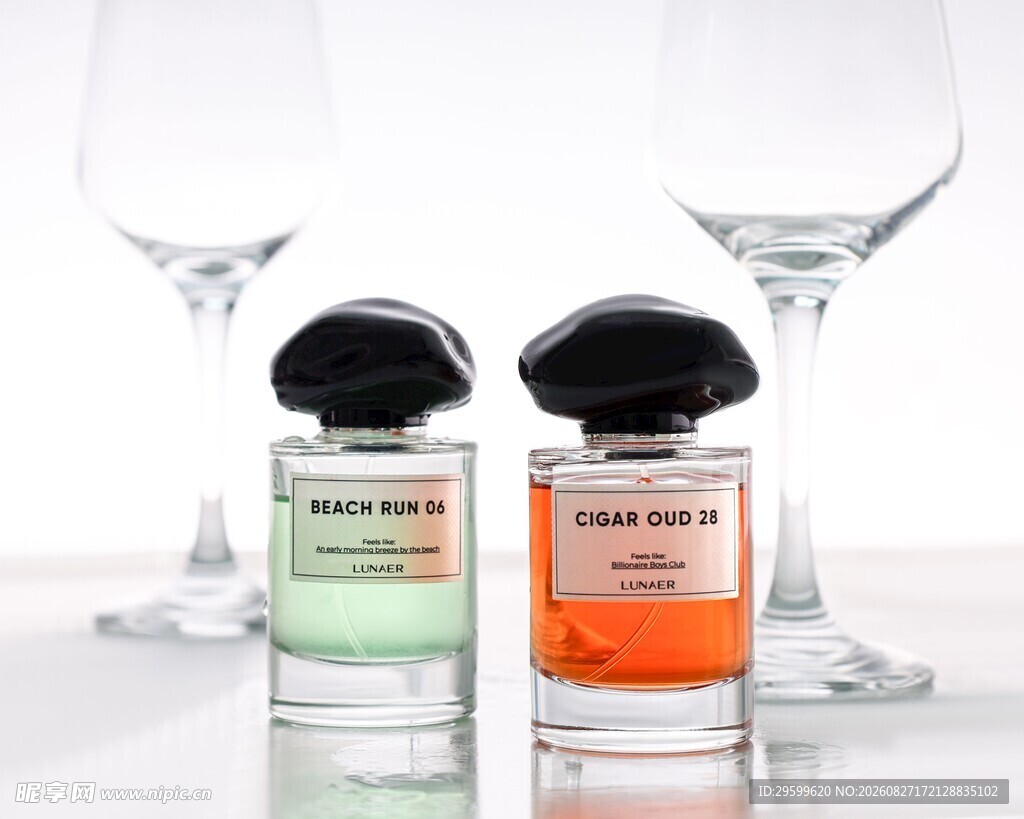 精致香水瓶与高脚杯