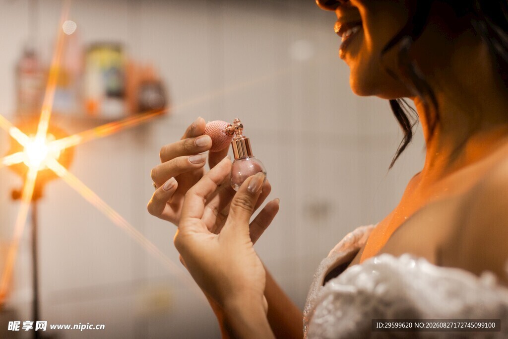 女子手持蜡烛专注祈祷