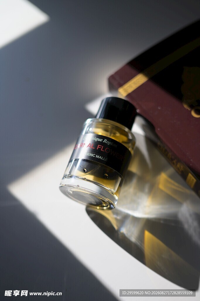 精致香水瓶与盒的光影组合