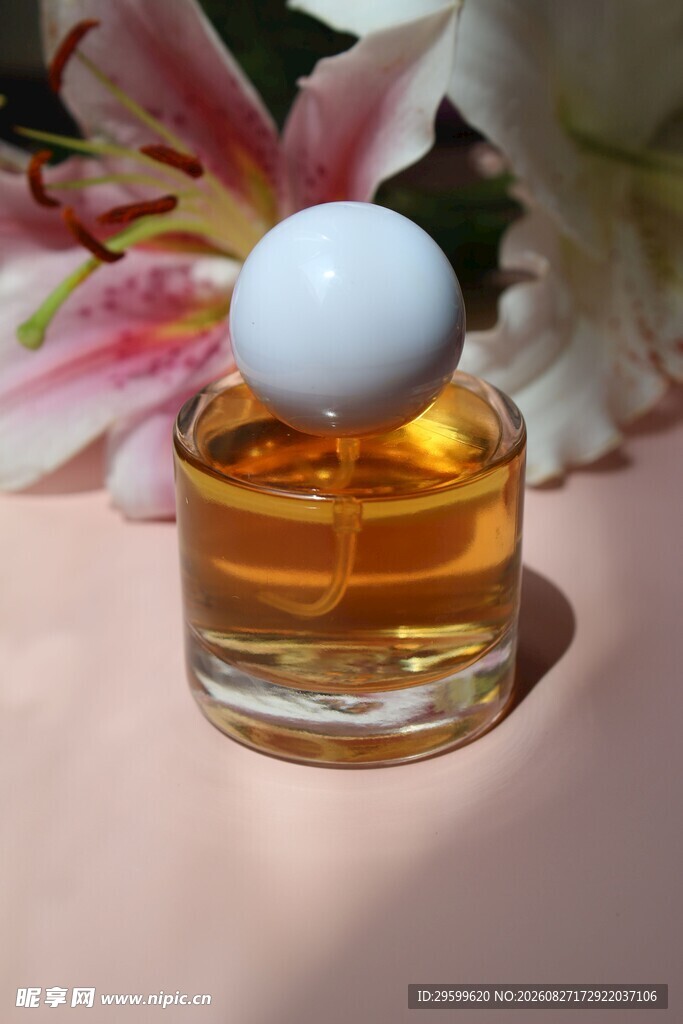 精致香水瓶与花卉装饰