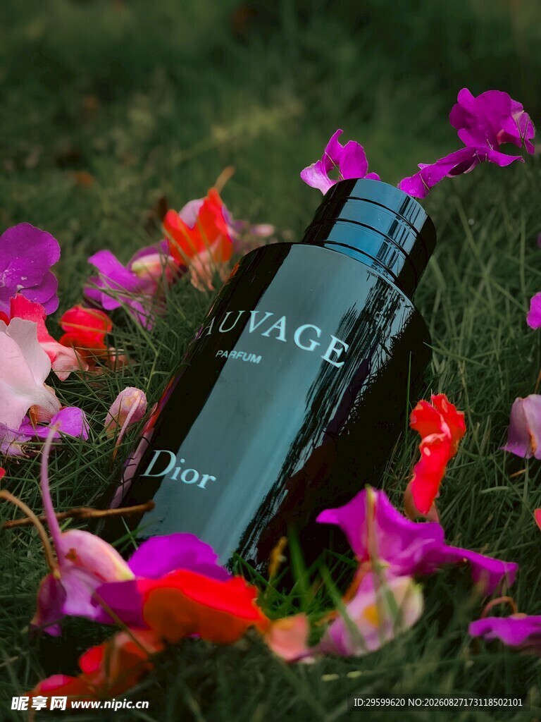 草地上的香水瓶与花瓣