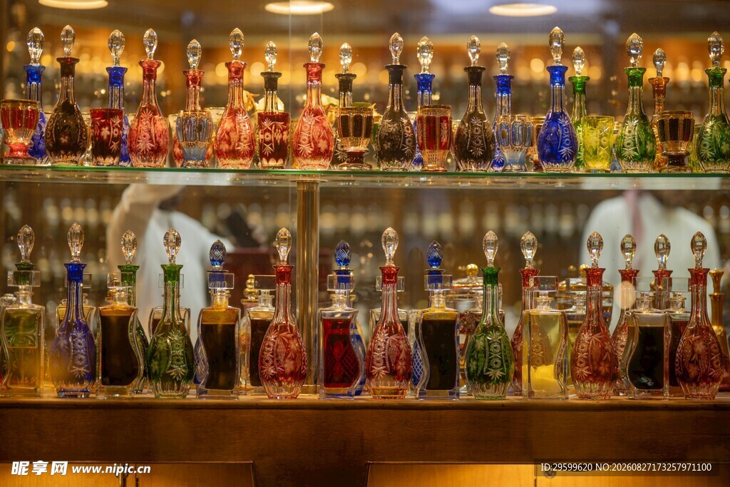 酒吧琳琅满目的酒架陈列