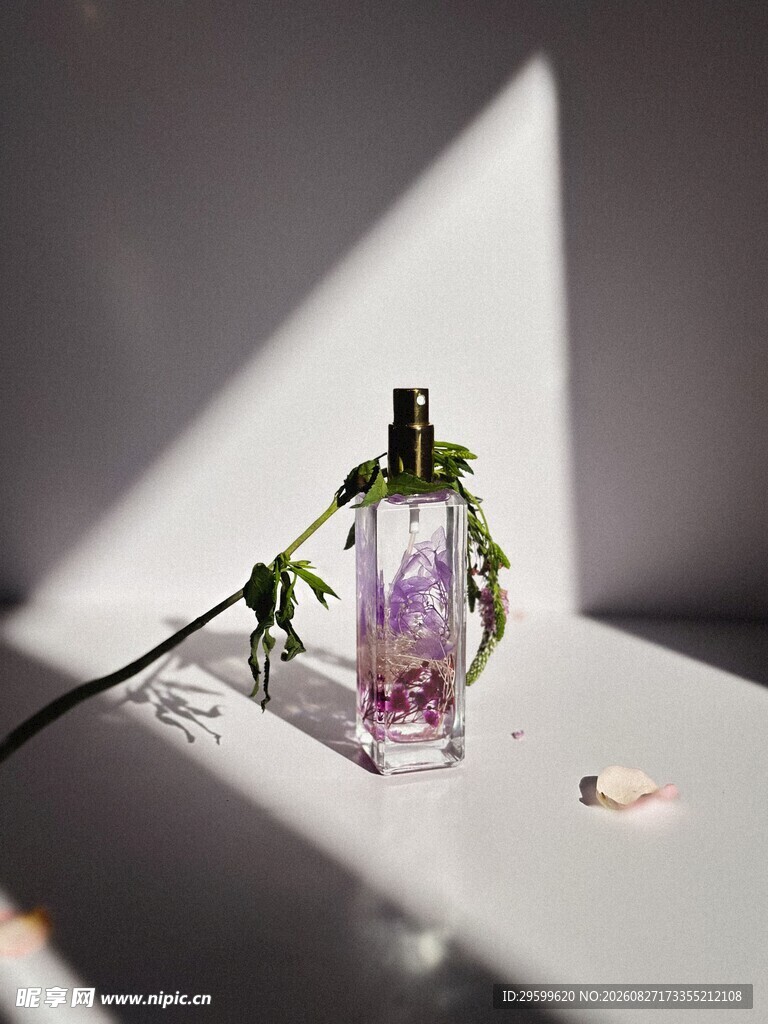 阳光下的精致香水瓶