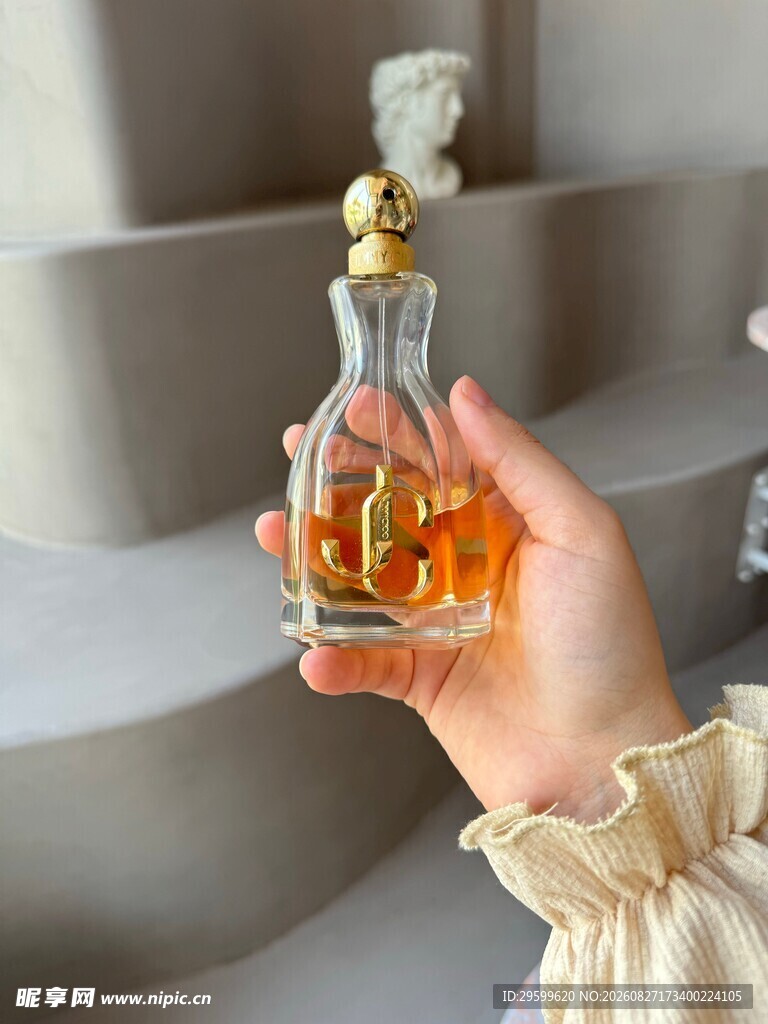 手持精致香水瓶特写