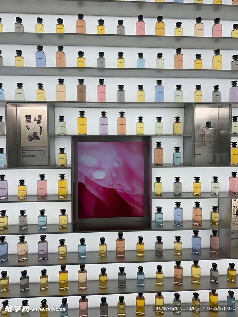 多彩瓶阵中的紫色屏幕