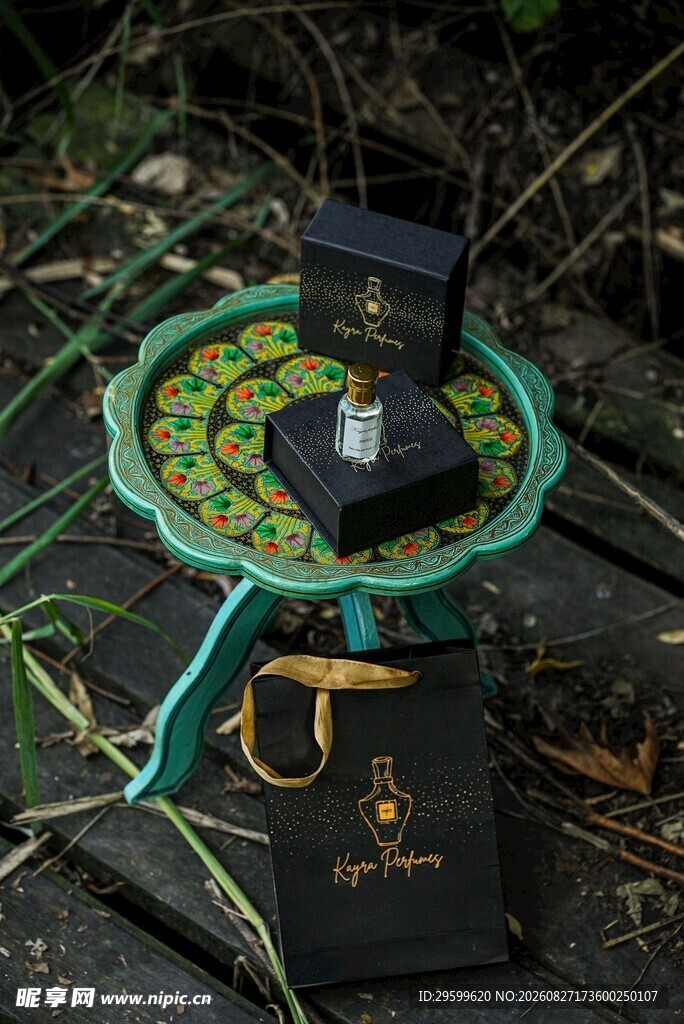 神秘古老罗盘置于野外