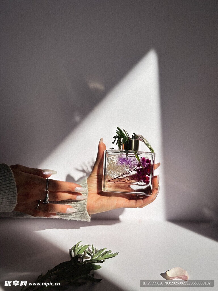 手捧花束的光影艺术瞬间