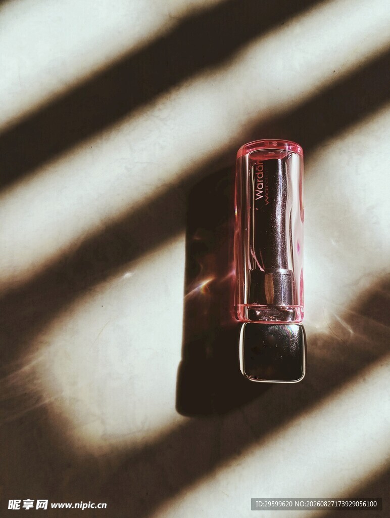 阳光下的精致口红