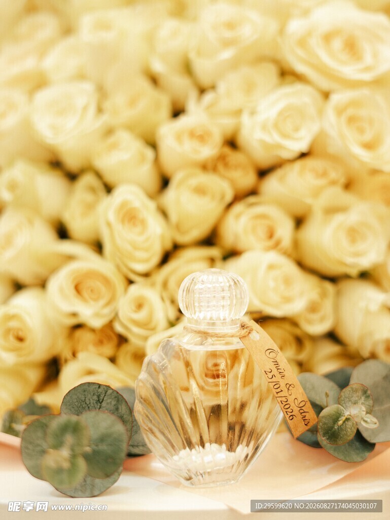 干花与精油瓶的温馨组合