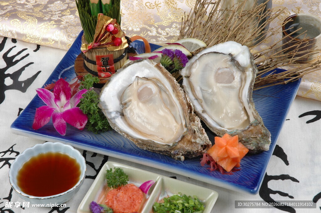 精致摆盘的新鲜生蚝料理