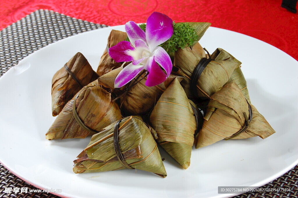 美味粽子摆盘一朵花点缀