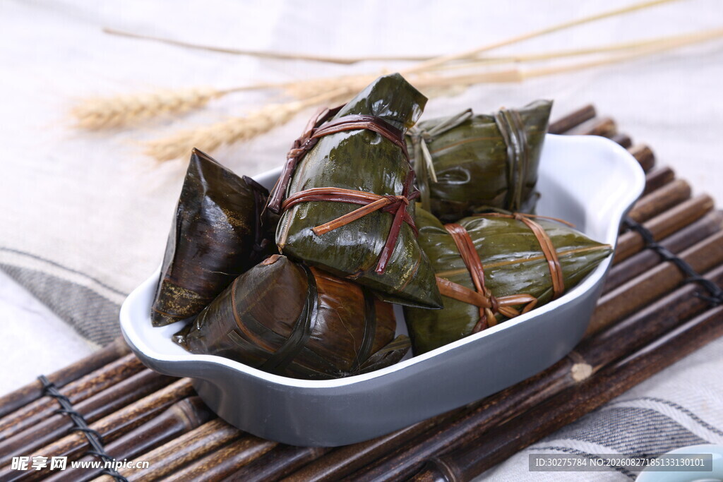 传统美味粽子摆于瓷碗中