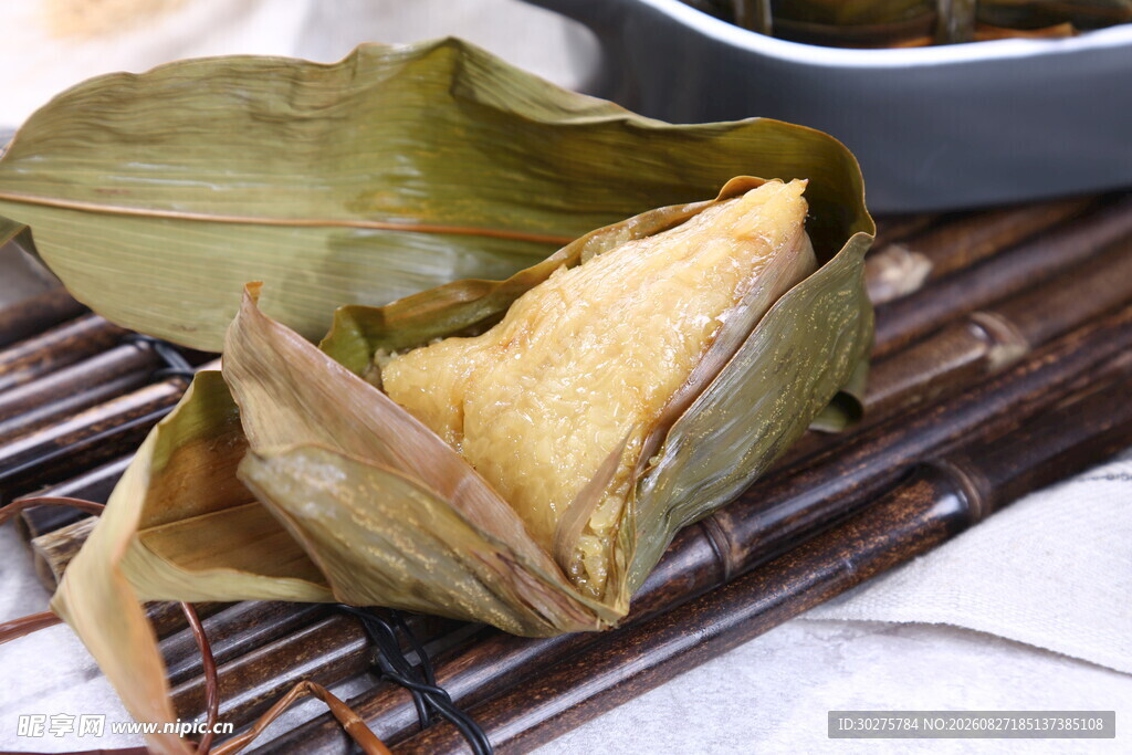 美味粽叶包裹的特色糕点