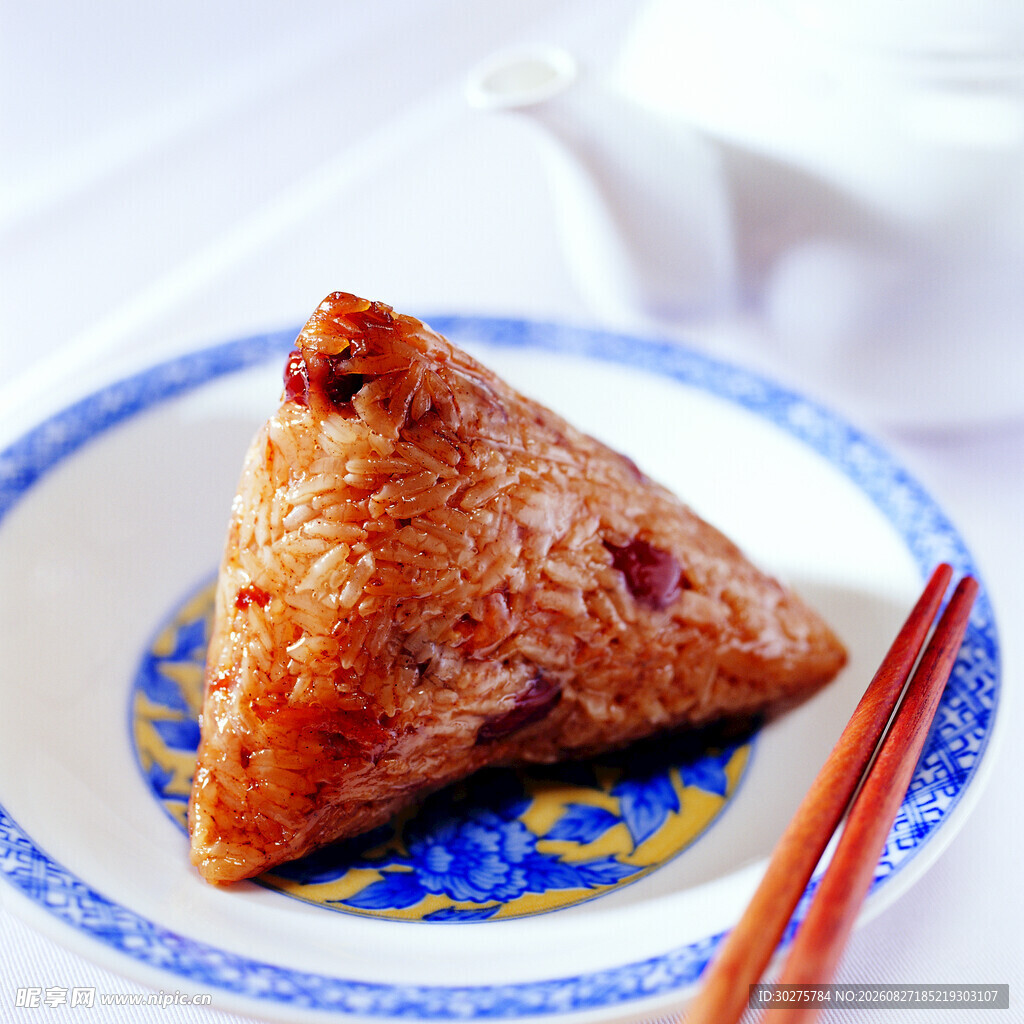 美味传统粽子摆于盘中