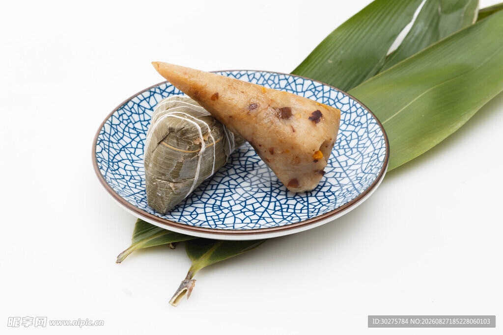 蓝盘上的传统美味粽子