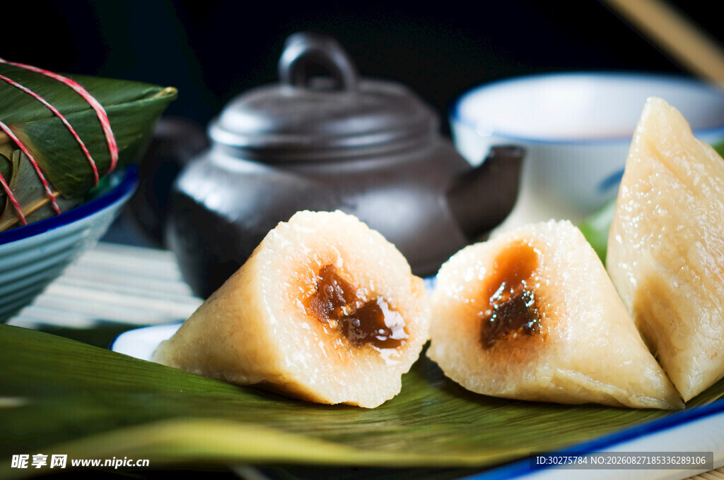 传统美味粽子与茶具展示