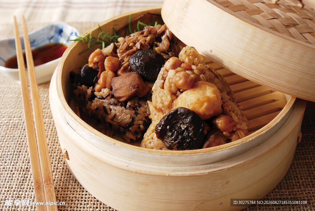 美味竹制蒸笼里的特色佳肴