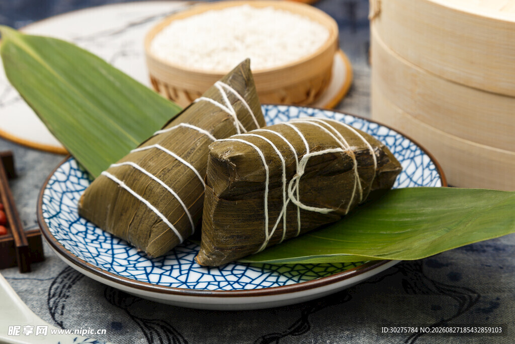 传统美味粽子摆于盘上