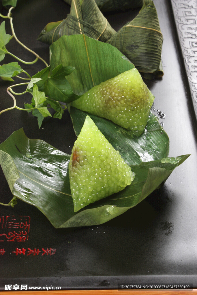 新鲜粽叶包裹的美味粽子