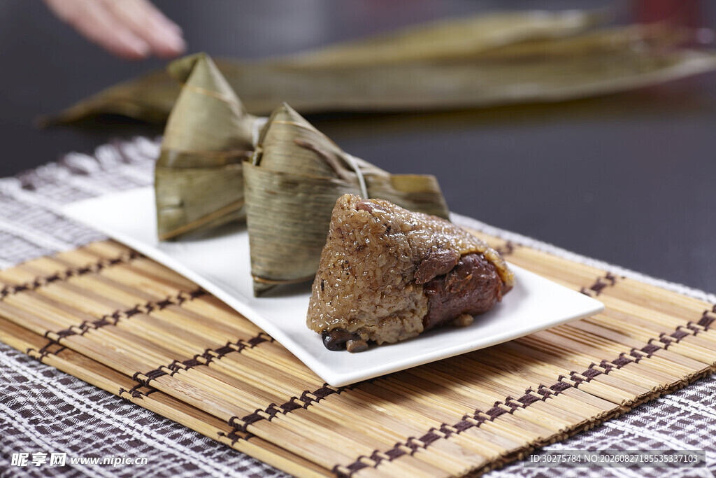 美味传统粽子摆放在盘上