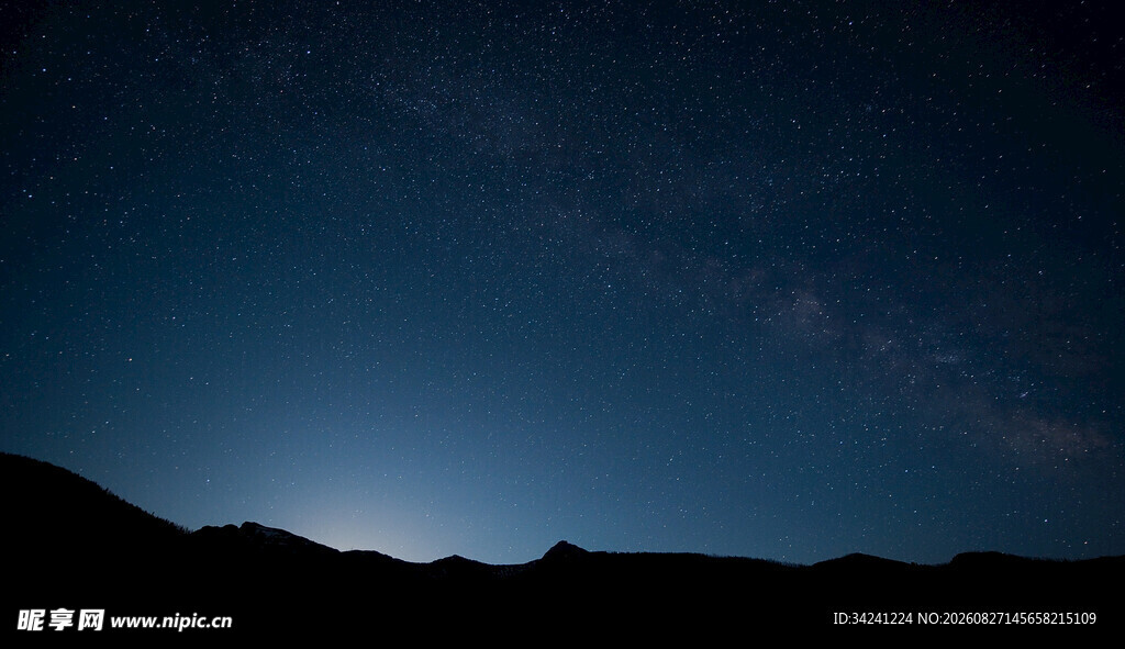 夜幕下的山峦与星空