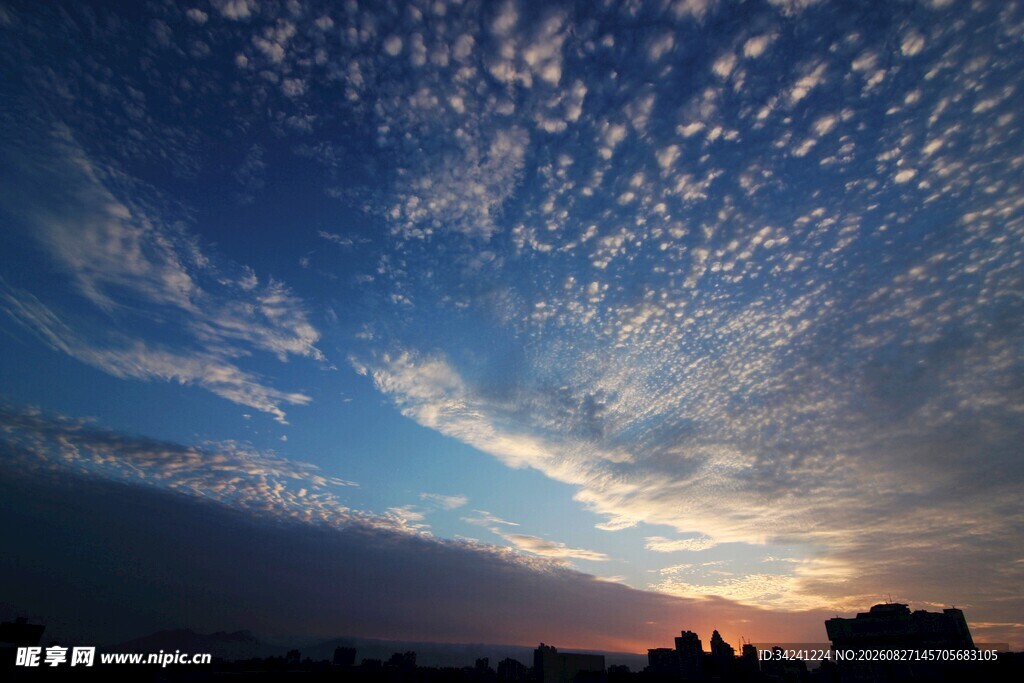 夕阳下的绚烂天空美景