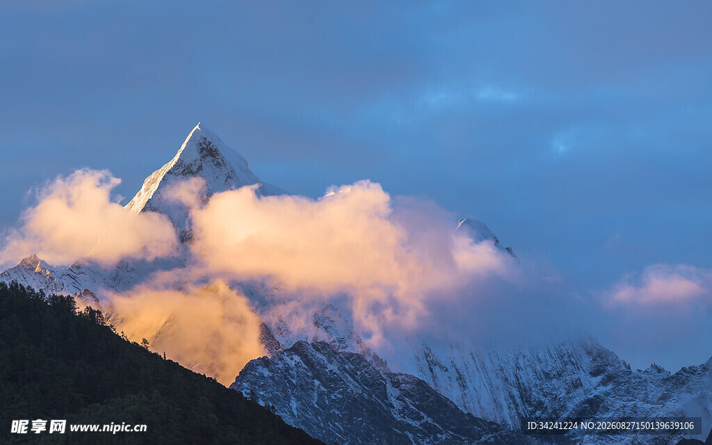 壮丽雪山晨曦美景