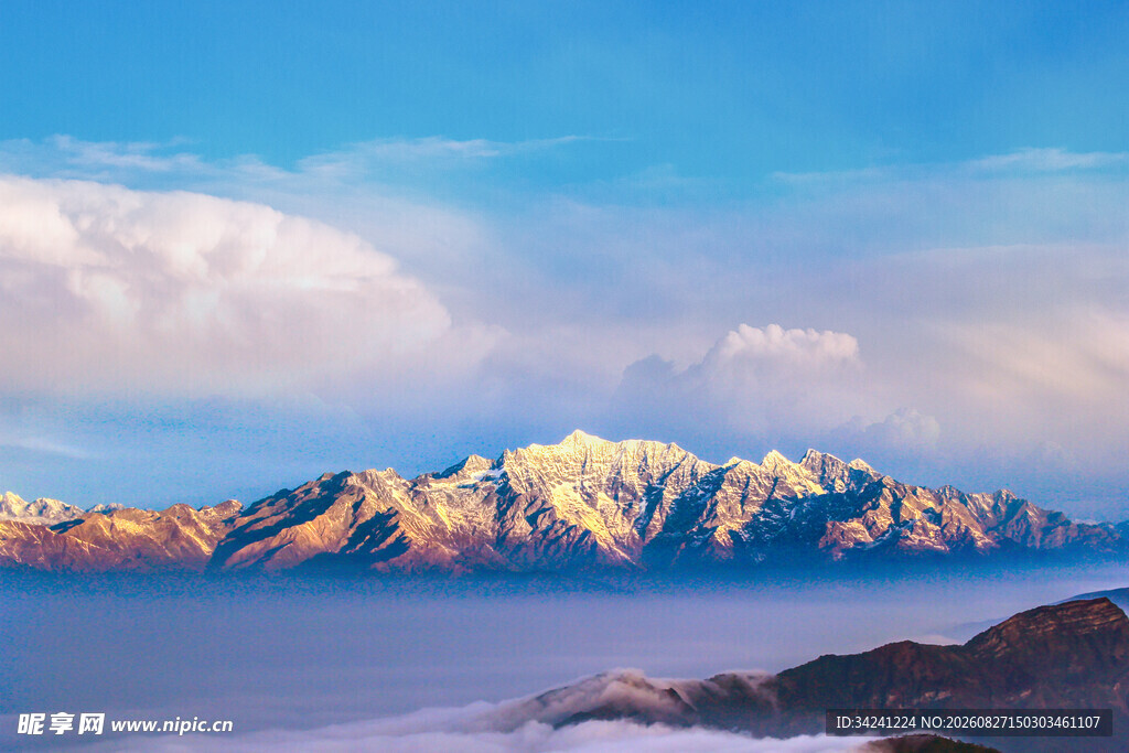 壮丽雪山云海景观