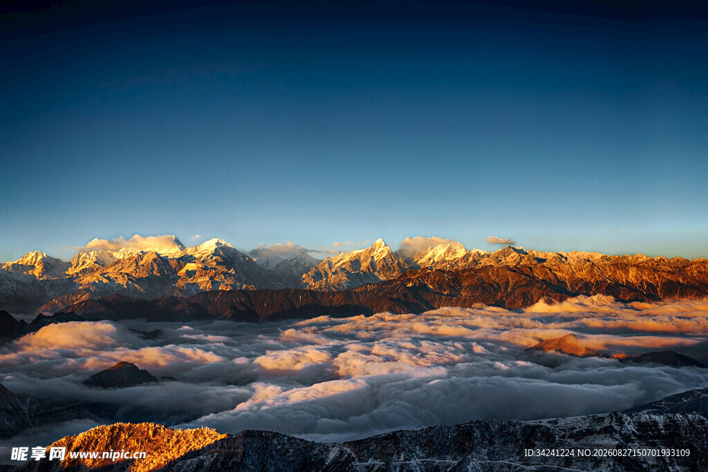 壮丽雪山云海日出景观