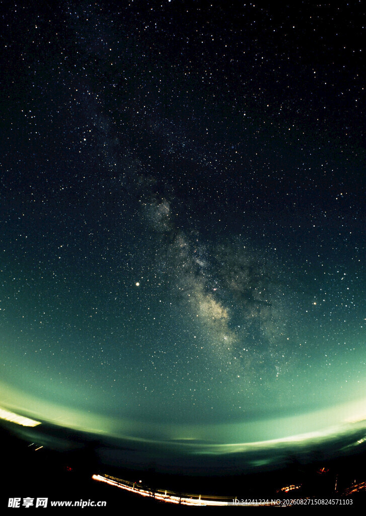 璀璨星空下的梦幻极光景象