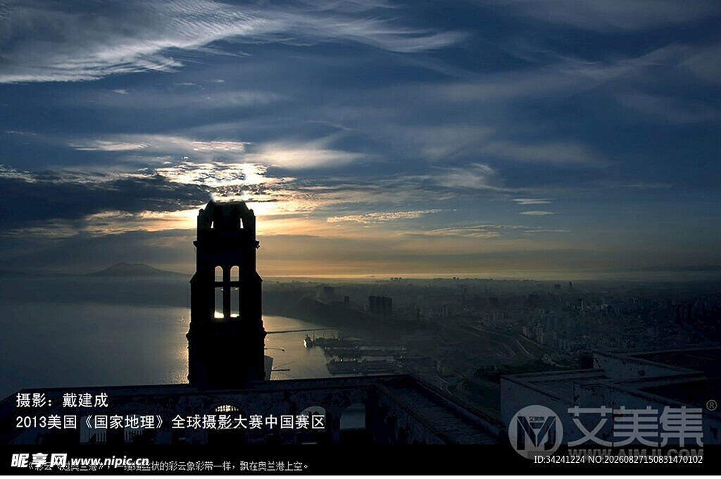 黄昏下的高耸钟楼