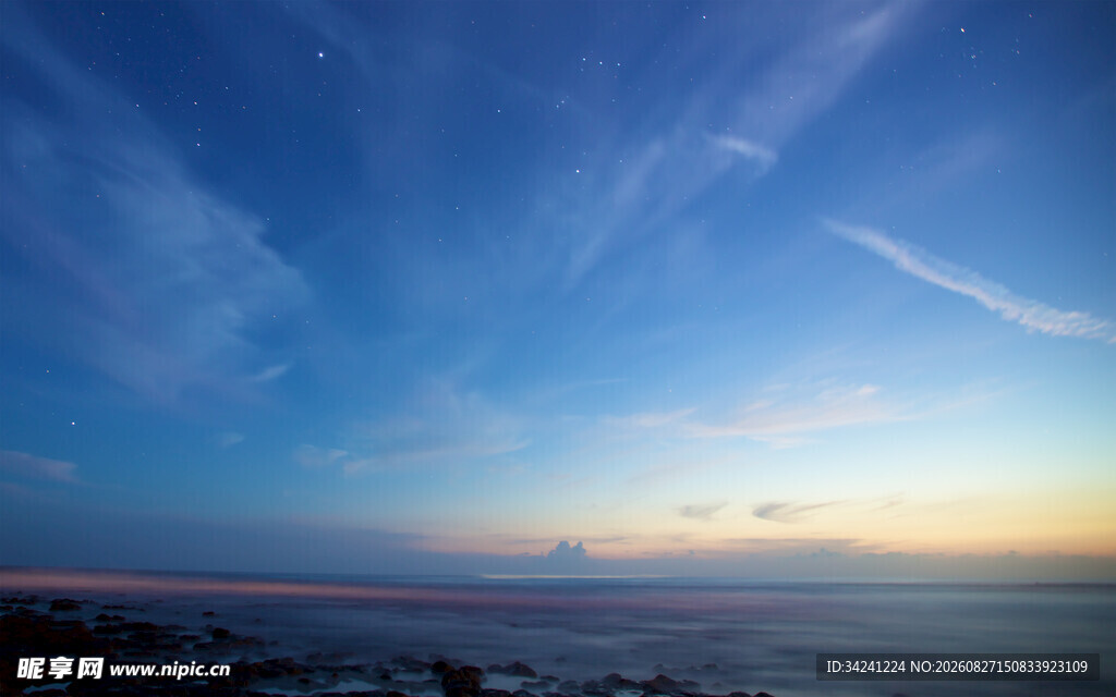 海边日落时分的美丽天空