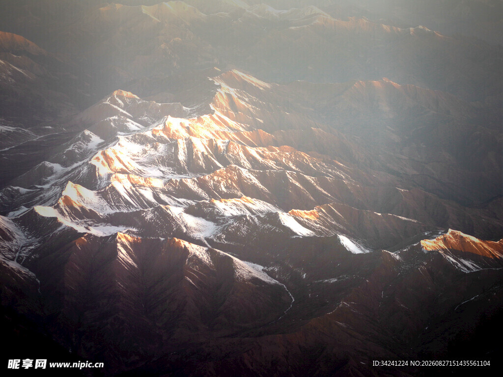 壮丽雪山空中俯瞰美景