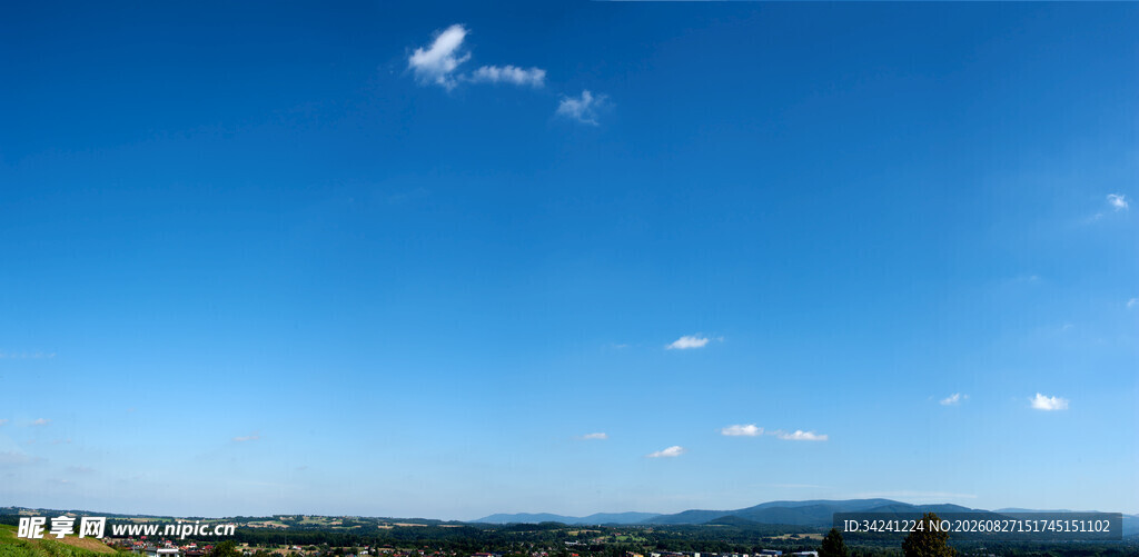 蓝天远景风景图