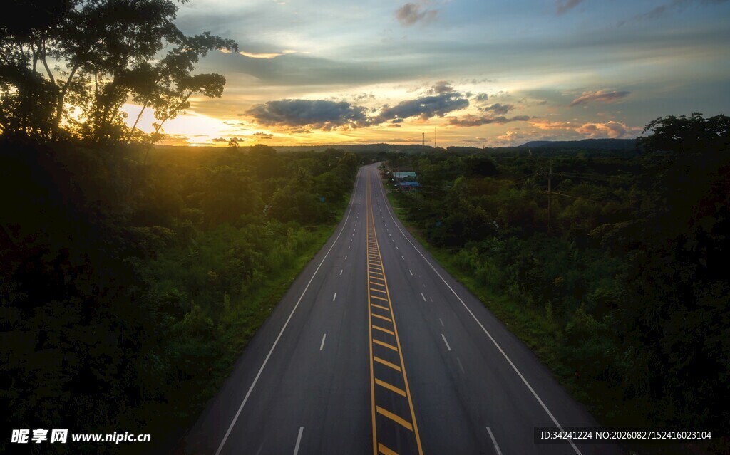 夕阳下的公路美景