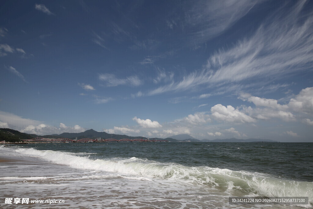 海边美景海浪与蓝天交织