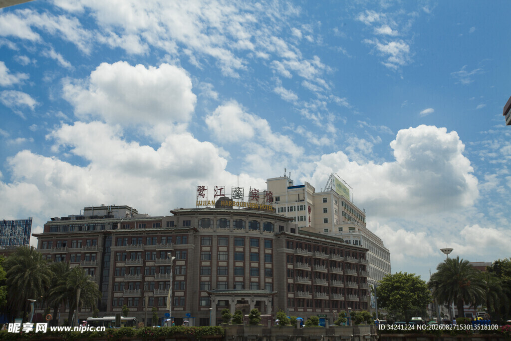 城市中蓝天白云下的建筑